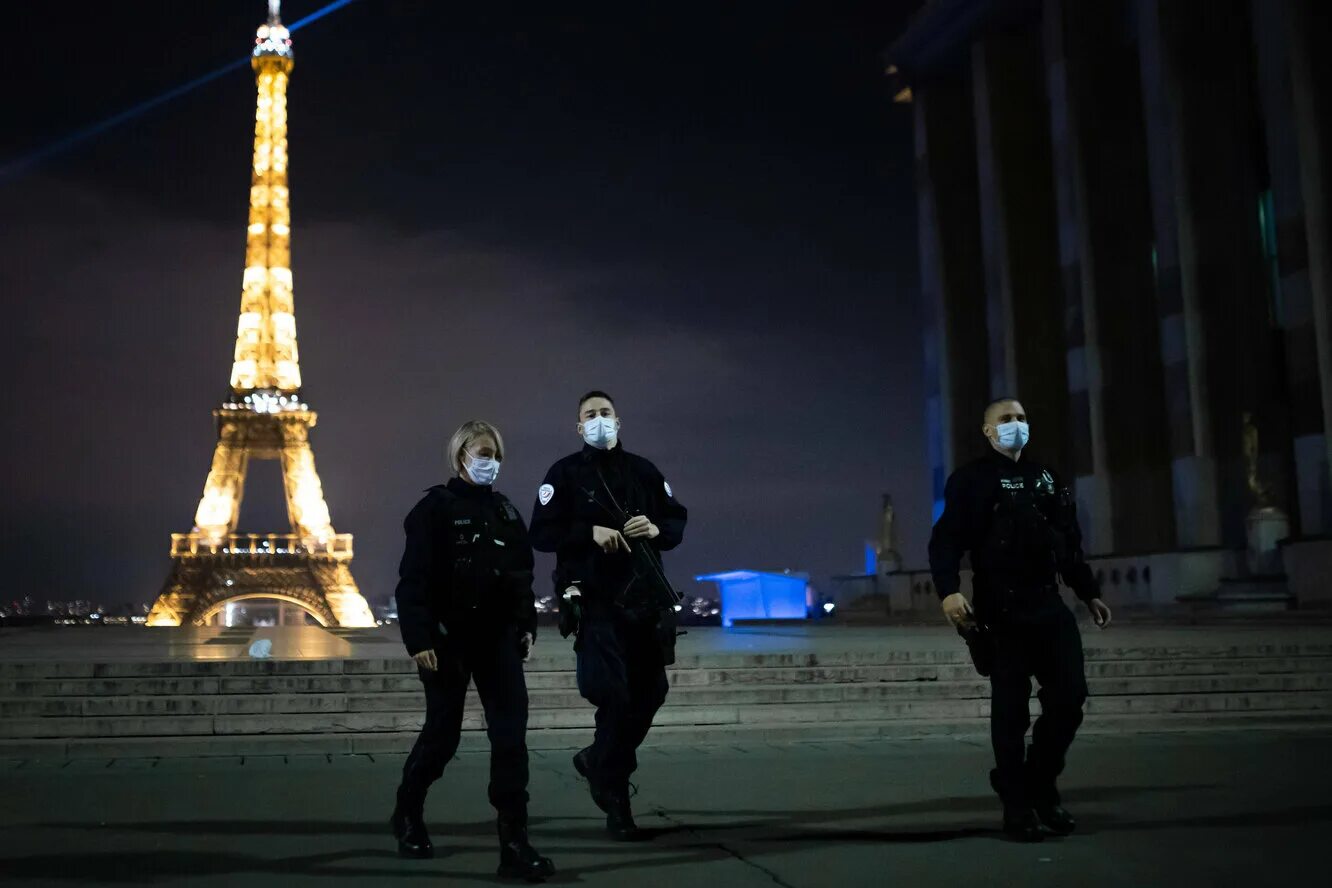 Франция пала. Франция полиция Эйфелева башня. Французский полицейский. Комендантский час во Франции. Полицейские в Париже.
