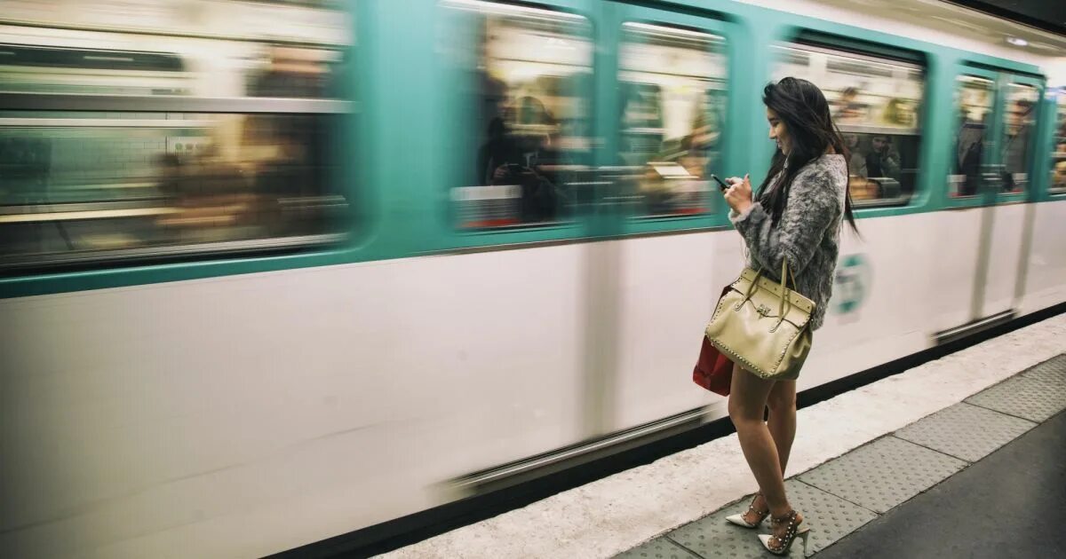 No pants subway ride new york. девушки в метро. фотосессия в метро. японский вокзал в токио. стоящая девушка в метро.