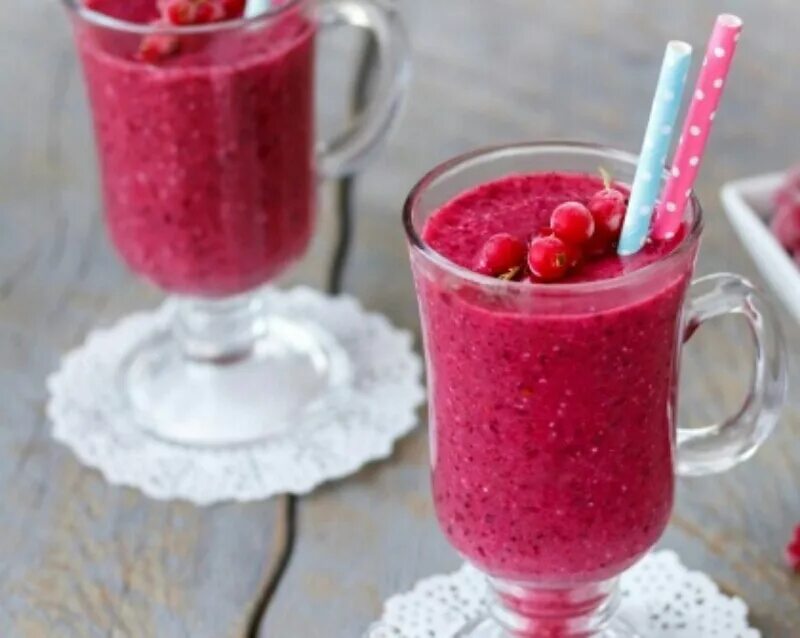 смузи малина банан. ягодный смузи. ягодный смузи подача. ягодный смузи. ягодный смузи.