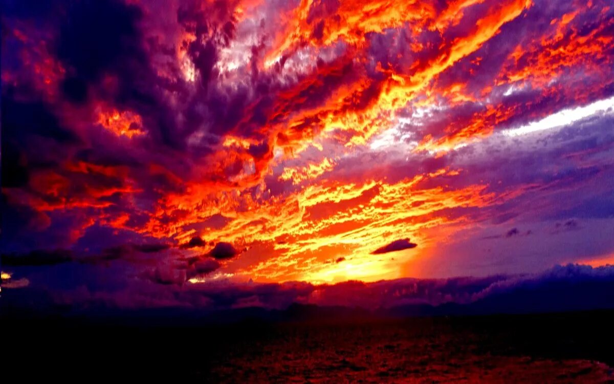 Огненное небо. Красный закат. Пылающее небо. Горящее небо. Полыхает небосвод.