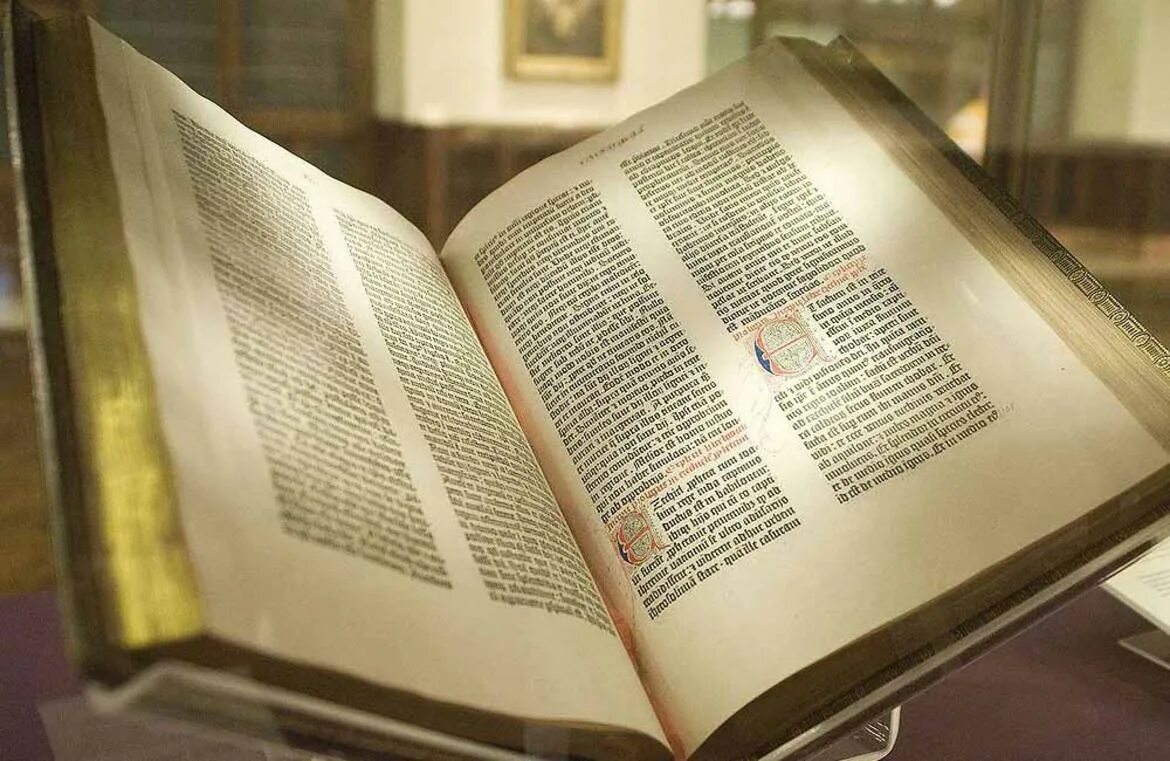 Вульгата латинская Библия. Гутенберг Вульгата. Библия оригинал. Настоящая Библия.