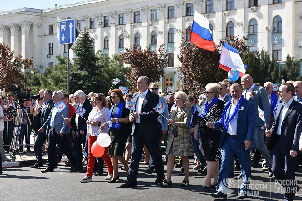 Демонстрация крым. Крым демонстрации. Демонстрация 1 мая Симферополь. 1 Мая Симферополь СССР.