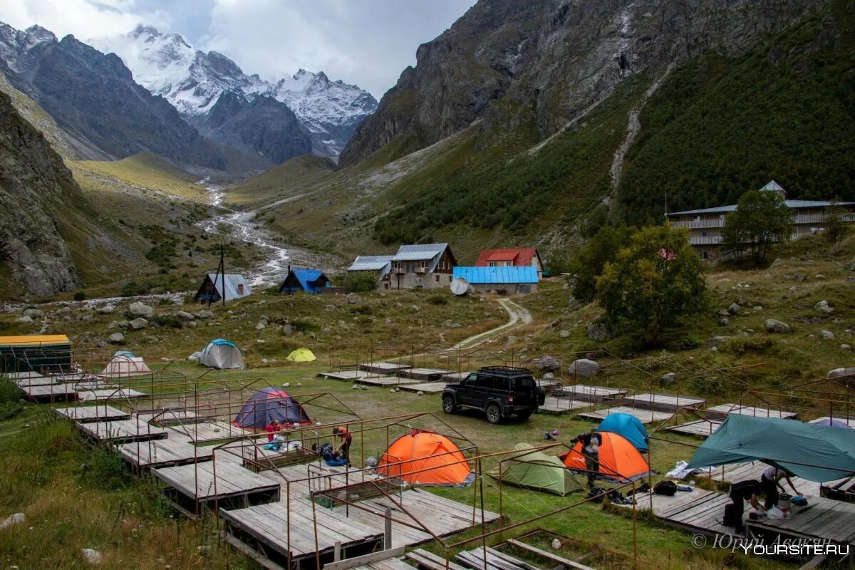 Горный лагерь безенги. Безенги альплагерь. Безенги альплагерь. Безенги кабардино-балкария альпинистский лагерь. Альпийский лагерь безенги.
