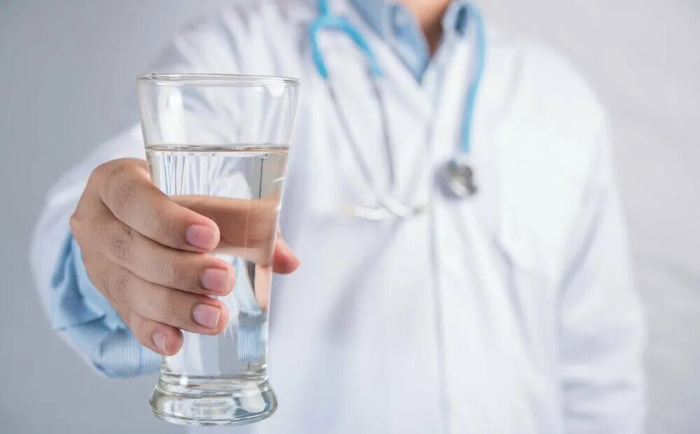 Сколько пьет пациент. Человек со стаканом воды. Врач со стаканом воды. Доктор вода. Пациент пьет воду.