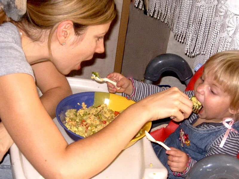 Накормить ребенка. Доедать за детьми. Малыш за едой. Еда для детей. Мама заставляет принимать