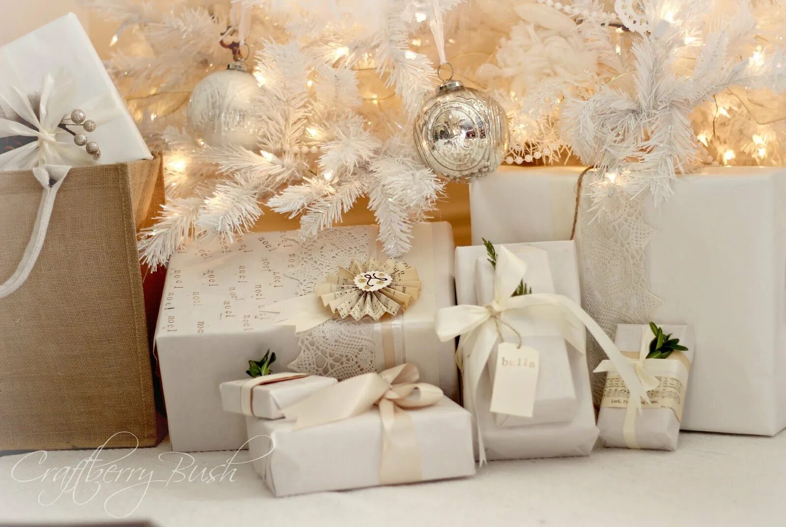Подарки белого цвета. Подарки под ёлкой. Декоративные подарки под елку. Подарки в бежевых оттенках. Новогодние подарки в белом цвете.
