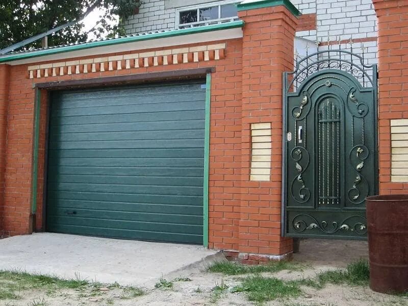 Гаражные ворота. Гараж с воротами и калиткой. Калитка рядом с гаражом. Секционные ворота с калиткой.