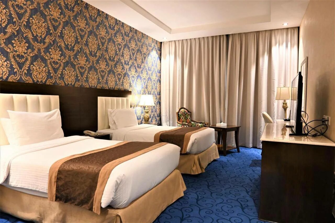 Crystal plaza al. Crystal Plaza Hotel Sharjah 2 Шарджа. Crystal Plaza al Majaz (ex. Tulip Inn al Khan) 4*. Кристалл Плаза Шарджа 4. Аль Маджаз парк Шарджа.