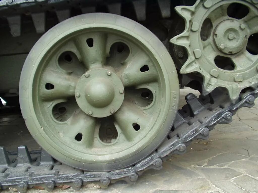 Т 34 85 катки. Т 62 гусеницы. Катки танка т-34. Опорные катки танка. Опорные катки танка.