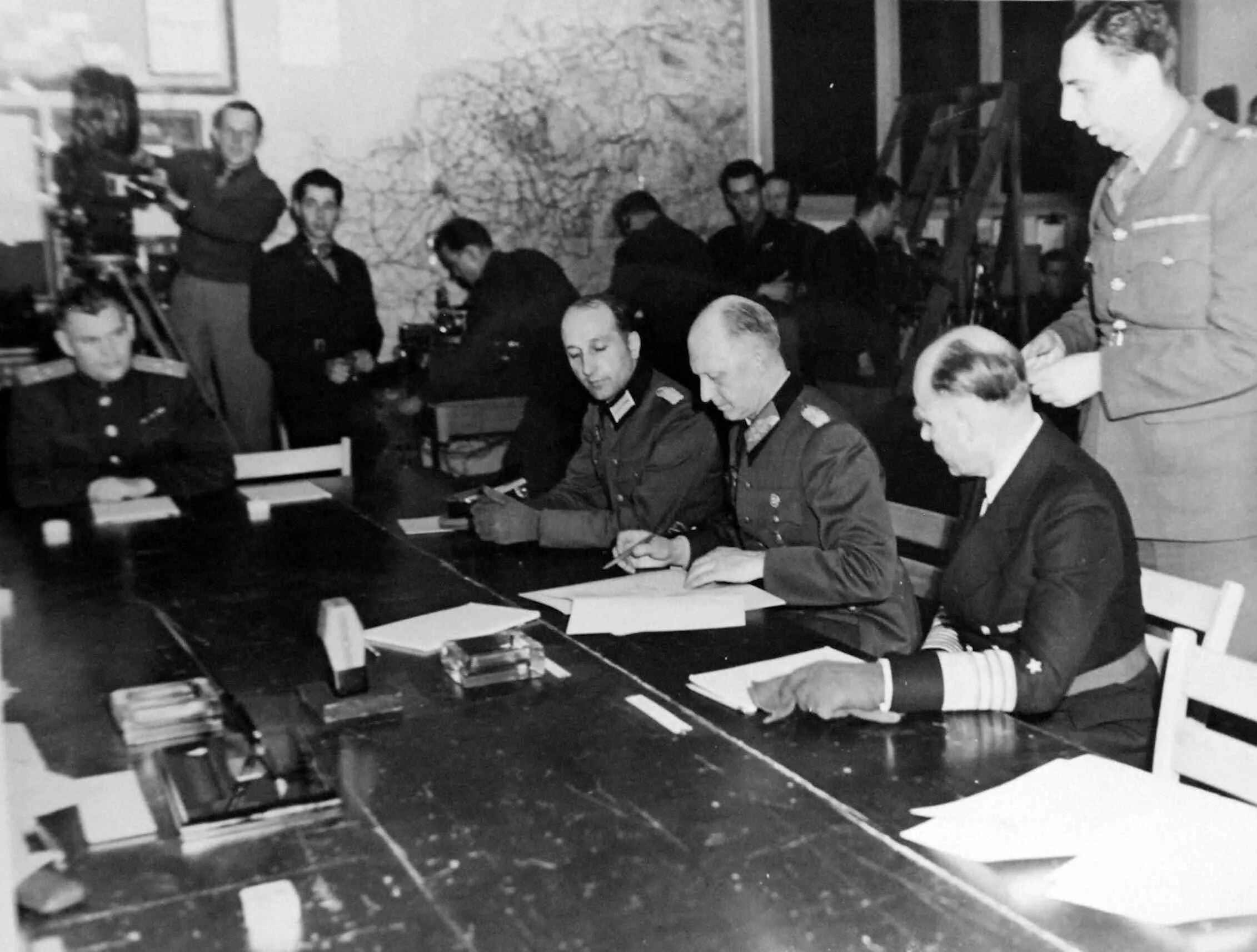 Капитуляция в Берлине 1945 подписание. Карлсхорст Берлин капитуляция. Генерал Эйзенхауэр капитуляция Германии.