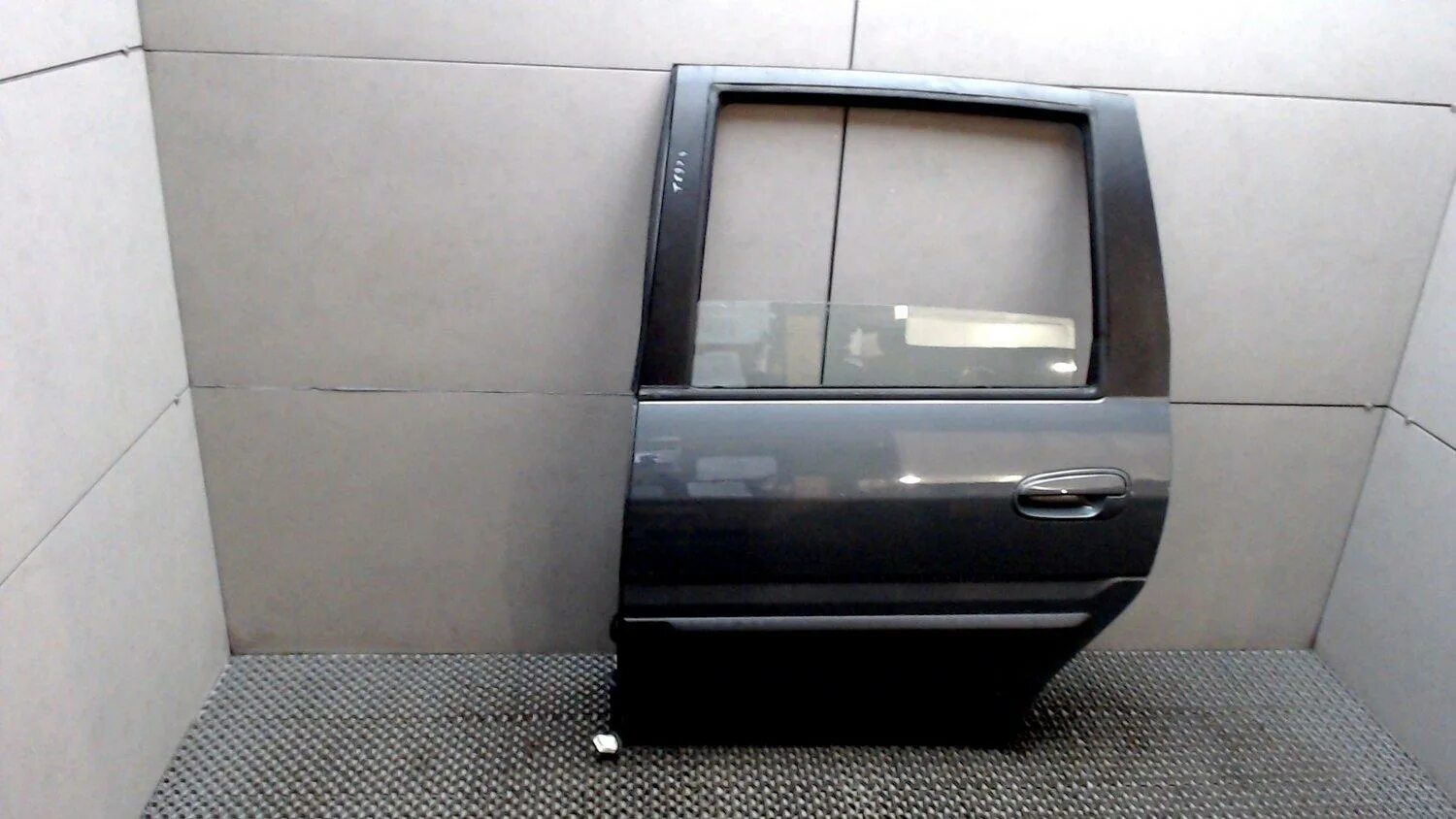 Дверь передняя правая в сборе hyundai matrix. Хендай матрикс 2008 крышка багажника багажника. Крышка багажника хундай матрикс. Дверь передняя правая hyundai starex (2008-) китай hnstx08-510-r. Toyota matrix дверь передняя левая.