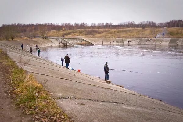 Сброс воды десногорское. Водосброс Десногорское водохранилище. Десногорское водохранилище дамба. Смоленской АЭС водосброс. Трояновский сброс Десногорск.