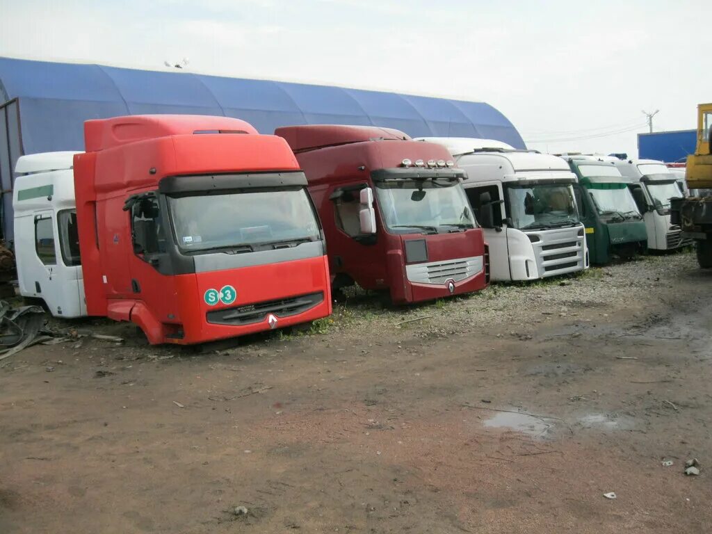 Грузовик в разборе. Авторазборка северская. Разварки грузовых автомобилей. Разборка японских авто в краснодаре. Авторазборка северская.