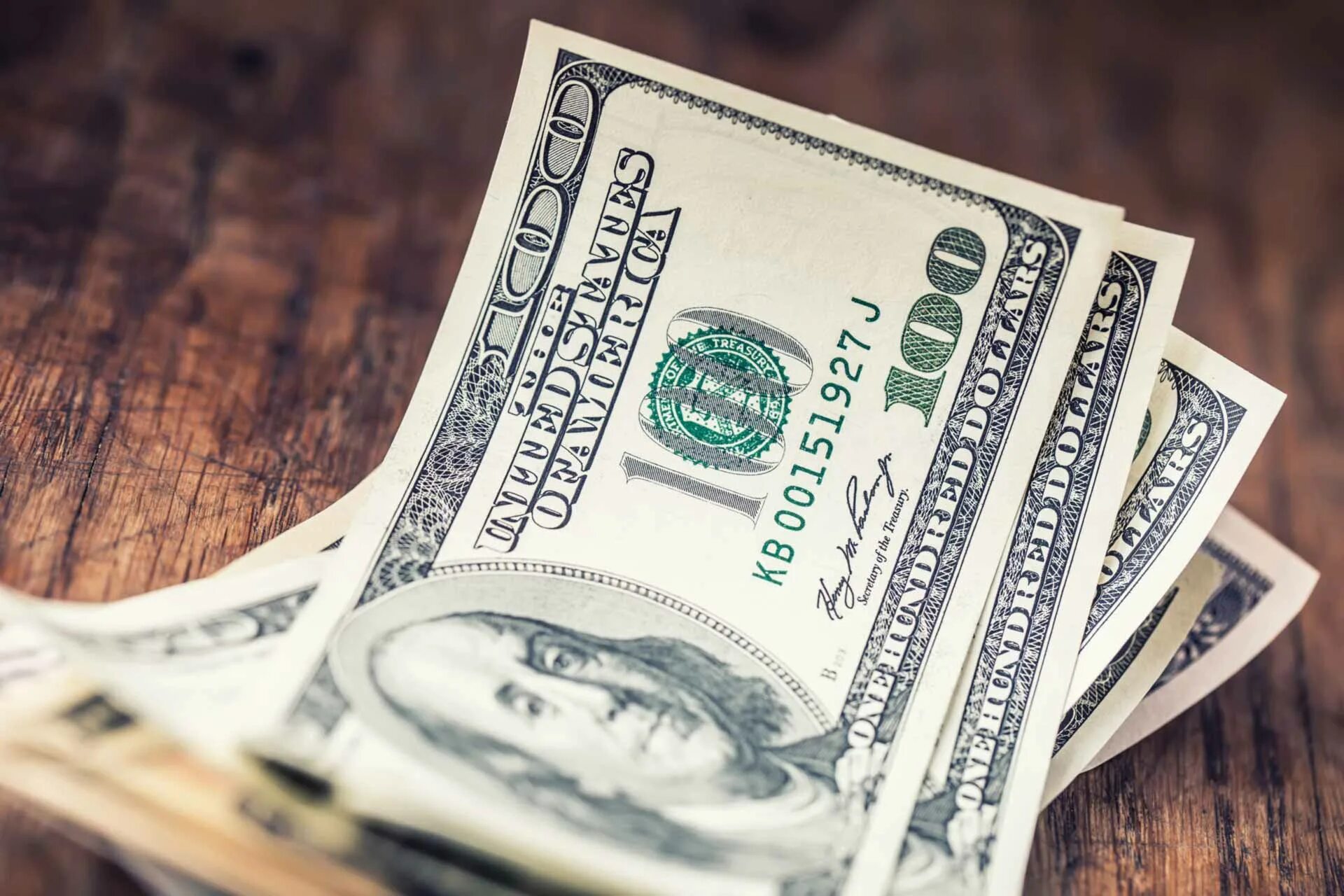 Dollars exchange. Образование и высокооплачиваемая работа. 400 долларов в руках. Возьми деньги. 100 долларов картинка.
