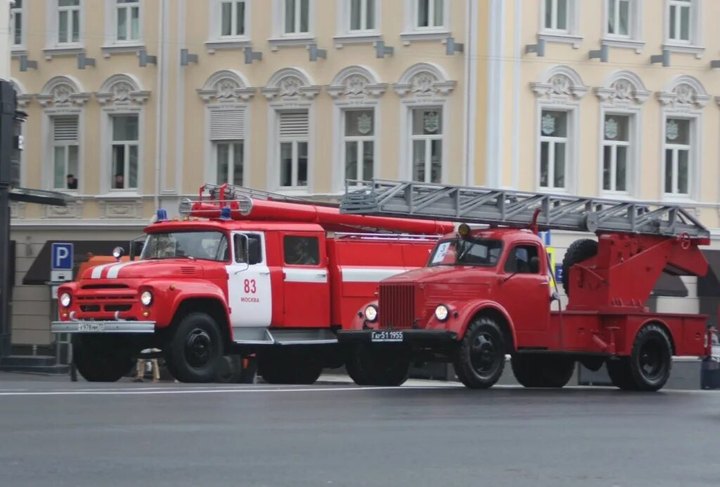 Зил 130 автолестница. Пожарные остались на крыше. Пожарка 17. Газ 51 автолестница. Пожарная автолестница алг-17.