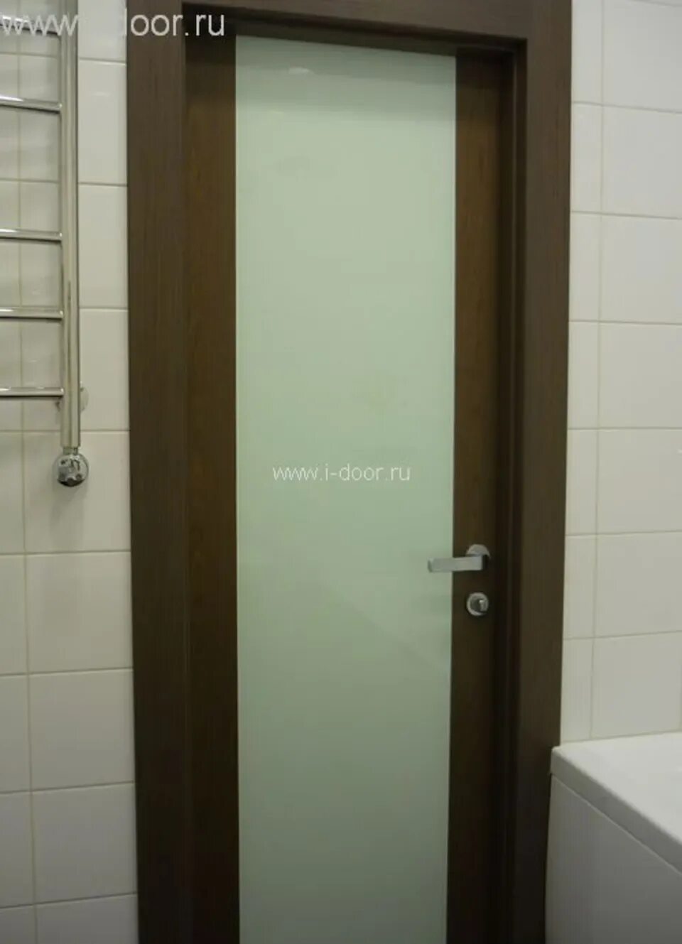 Двери в ванную комнату и туалет. Современные двери в ванную. Двери со стеклом в ванную и туалет. Раздвижные стеклянные двери в ванную. Стеклянные двери для ванной комнаты.