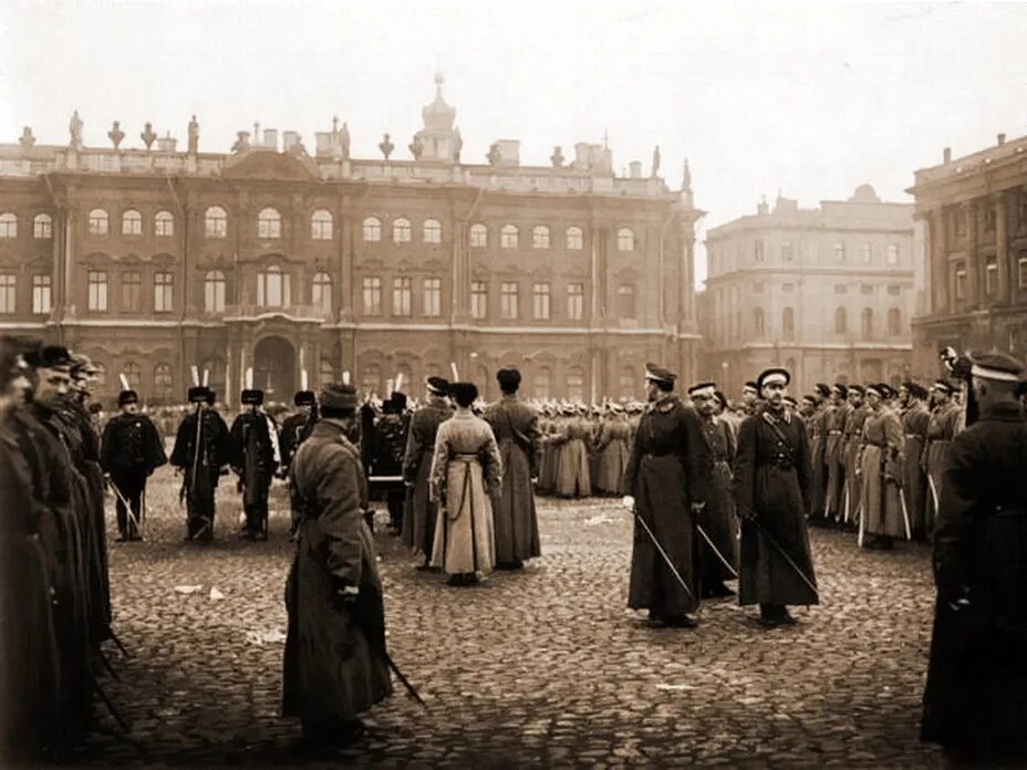 Петроград 1921. Коммунистический субботник 1919. Петроград 1921 год. Ленин на митинге в петрограде 1917 году. Штурм зимнего дворца 1917.