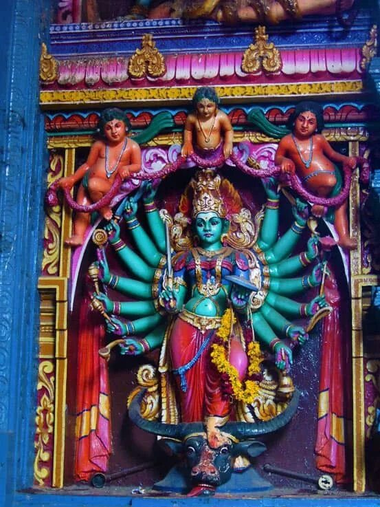 Храм богини кали в калькутте в индии. Храм богини кали. Храм богини кали в калькутте в индии. Богиня кали индия статуя. Храм богини кали в калькутте в индии.