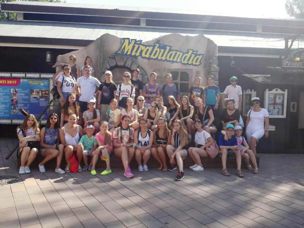 Dream camp детский лагерь фото. Болгария дети. Dream camp. День красного цвета в школе. Литва лагерь дети зигуют.