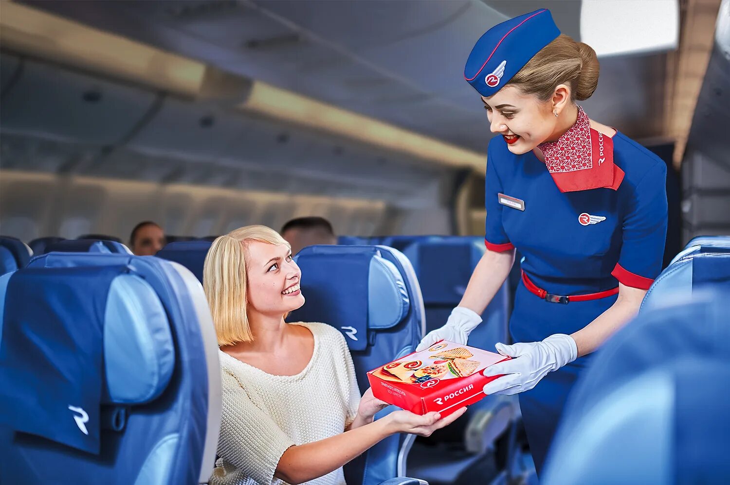 Обслуживание пассажиров на транспорте. Авиакомпания Россия. Стюардесса с едой. Стюардесса на борту. Стюардесса с едой в самолете.