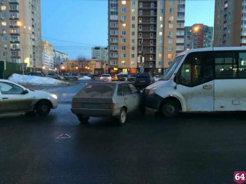 41 Маршрутка. Маршрутка Саратов. 45 Маршрутка Саратов. Легковушка протаранила автобус Саратов. 47 маршрутка саратов остановки