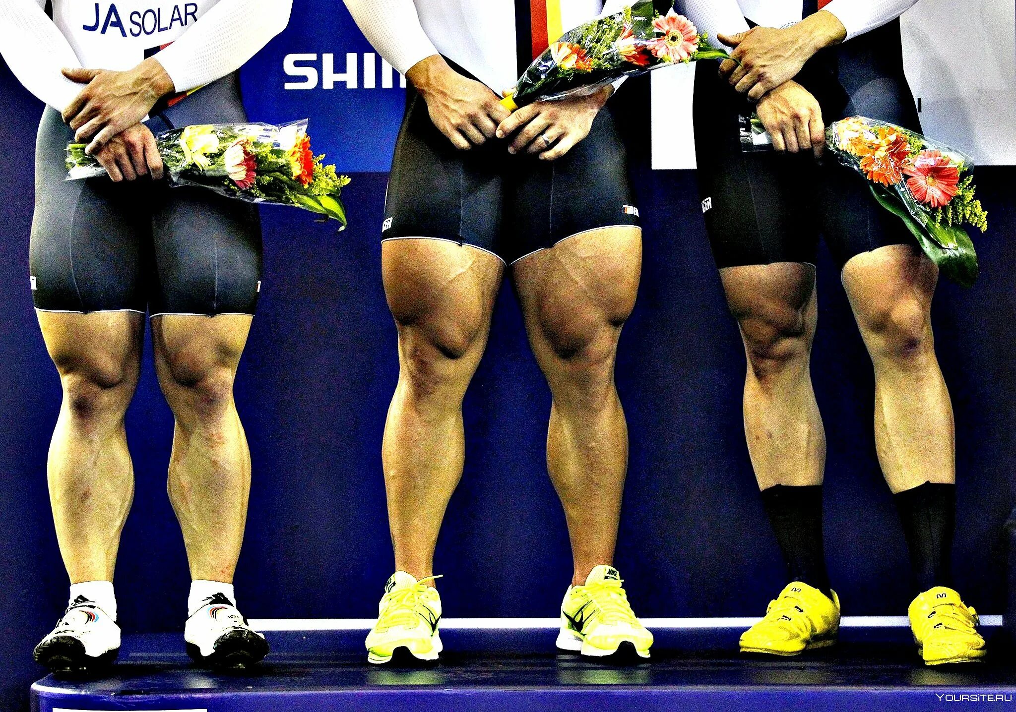 Ее сильные ноги. Ноги велогонщика Томаша Марчинского. Накаченные ноги велосипедиста.