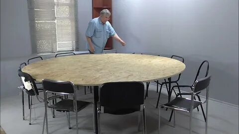 За большим круглым столом равномерно 100