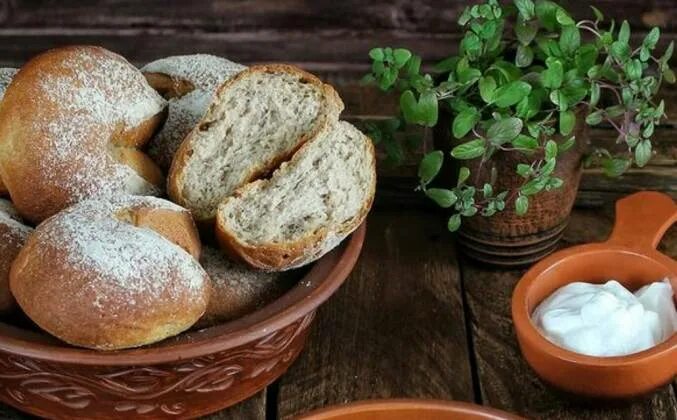 Булочки из гречневой муки. Булочка с гречневой мукой. Булочки из ржаной мукиграчики. Гречневые булочки