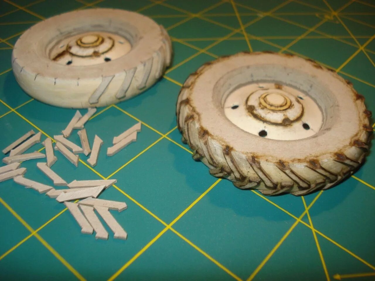 Как сделать диск из картона. Конверт из бумаги. Поделки из сд дисков своими руками. Диски из картона. Диски из картона.