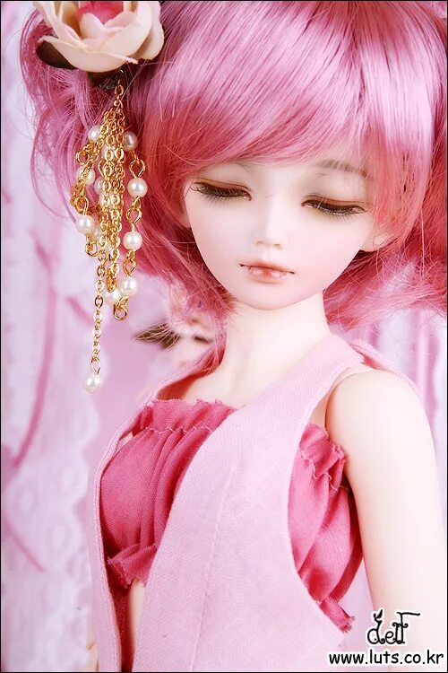 Розовая куколка. Пинк долл куклы. Кукла долл розовая. Pink про кукол. Фарфоровая кукла с розовыми волосами.