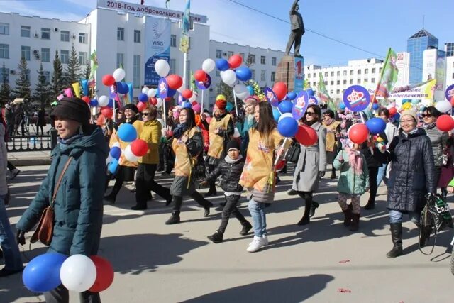 Пенсионный 1 май. Парад 1 мая Якутск. Парад 1 мая 2022. Праздничный парад на 1 мая. Праздничное шествие с воздушными шарами.
