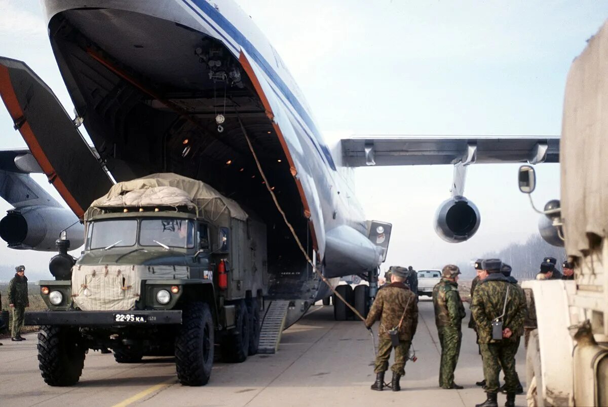 Где груз военных. Ил-76 военно-транспортный самолёт погрузка. Военный грузовой самолет России ил 76. Ил-76 грузовой отсек. Ил 76 ВДВ.