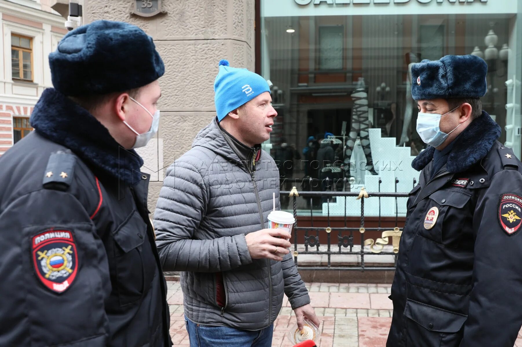 Полиция Москвы. Полиция в масках. Штраф за маску в Москве. Полицейский в маске. Нарушение правил 9