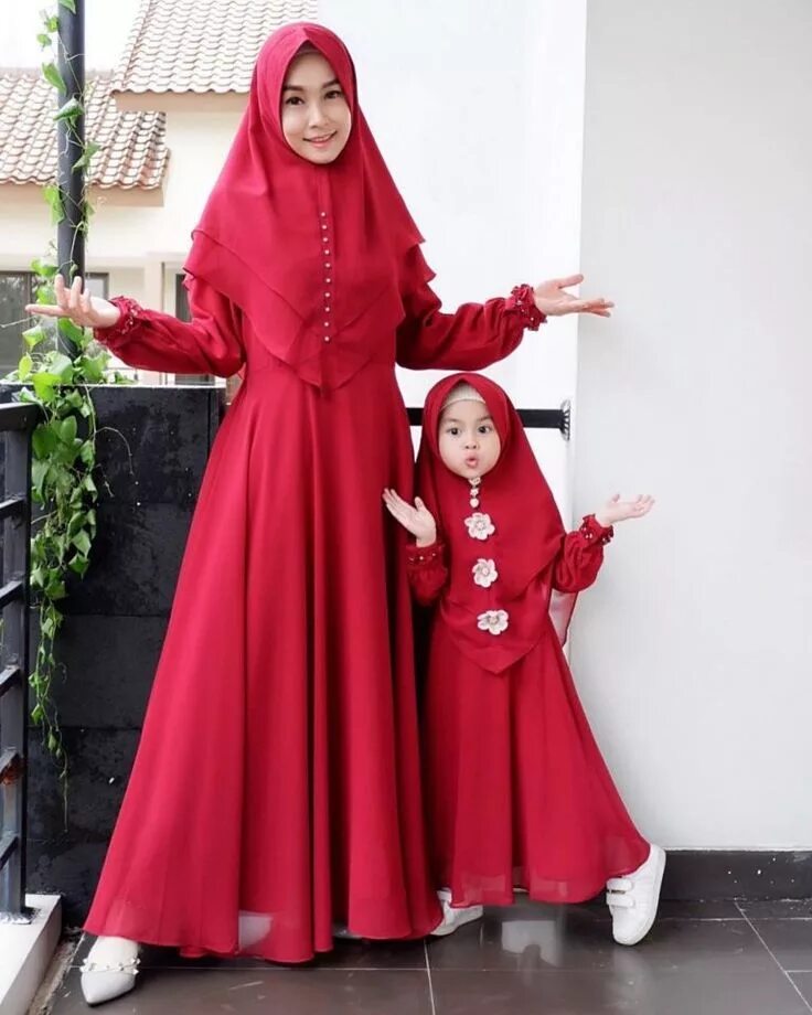 Sec kebaya. Ibu dan anak baju. Мусульманка с ребенком. Мусульманские платья мама и дочка. Ibu dan anak baju.