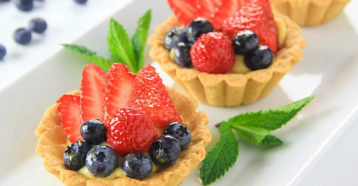 пирожное корзинка. малиновая тарталетка ттк. малиновая тарталетка кофикс. корзиночки с ягодами. тарталетки с заварным кремом и ягодами.