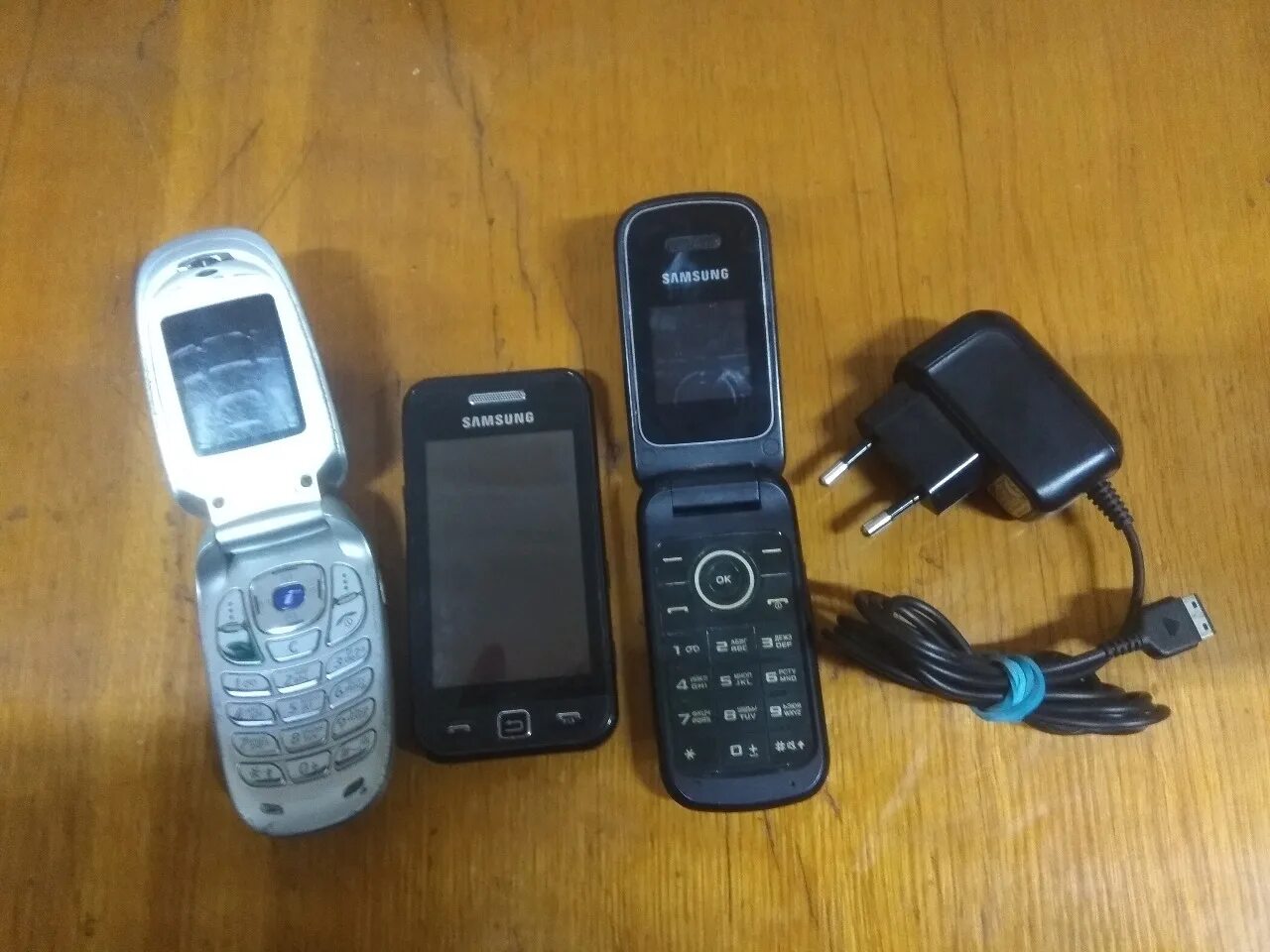 Отдам телефон 1. Отдам телефон. Отдам даром аша электроники. Iphone 12 даром. Телефоны даром.