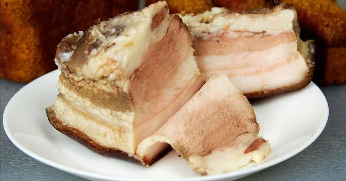 Вареное сало. Как отварить сало. Вареное сало. Варёное сало в луковой шелухе. Отварное сало.
