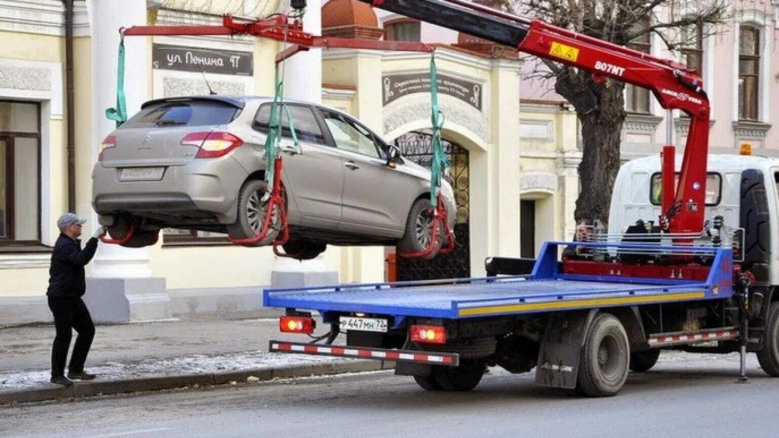 Tow truck эвакуатор. Автомобиль на эвакуаторе. Эвакуатор легковых автомобилей. Авто эвакуация автомобилей автомобиль. Эвакуатор увозит машину.