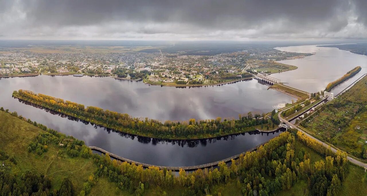 Городок на волге. Угличская ГЭС Углич. Углич Волга. Угличская ГЭС Волга. Углич плотина.