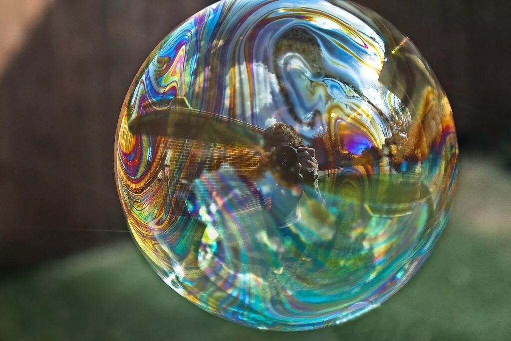 Интерференция в науке. Интерференция света на мыльном пузыре. Мыльный пузырь интерференция. Радужные мыльные пузыри. Мыльная пленка.