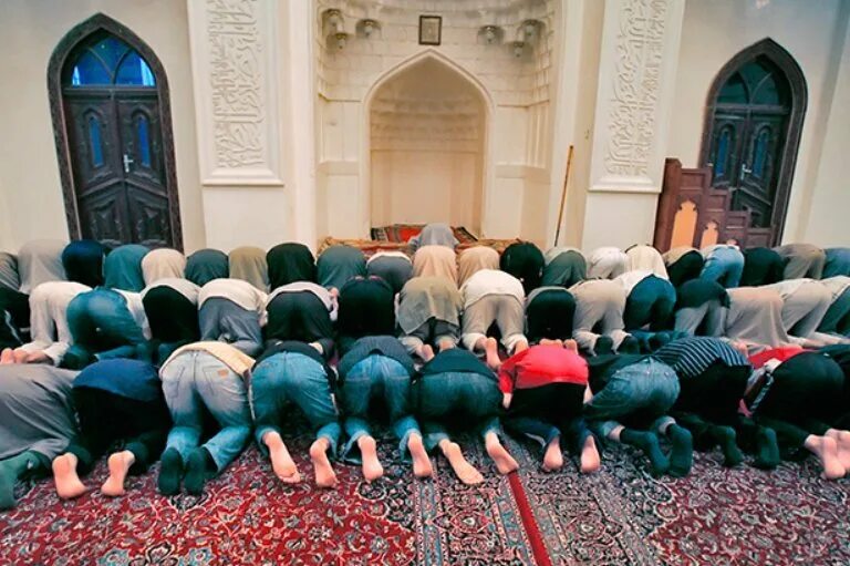 Почему мусульмане совершают намаз. Поклонение мусульман. Мусульмане в мечети. Намаз в мечети. Поклонение в мечети.