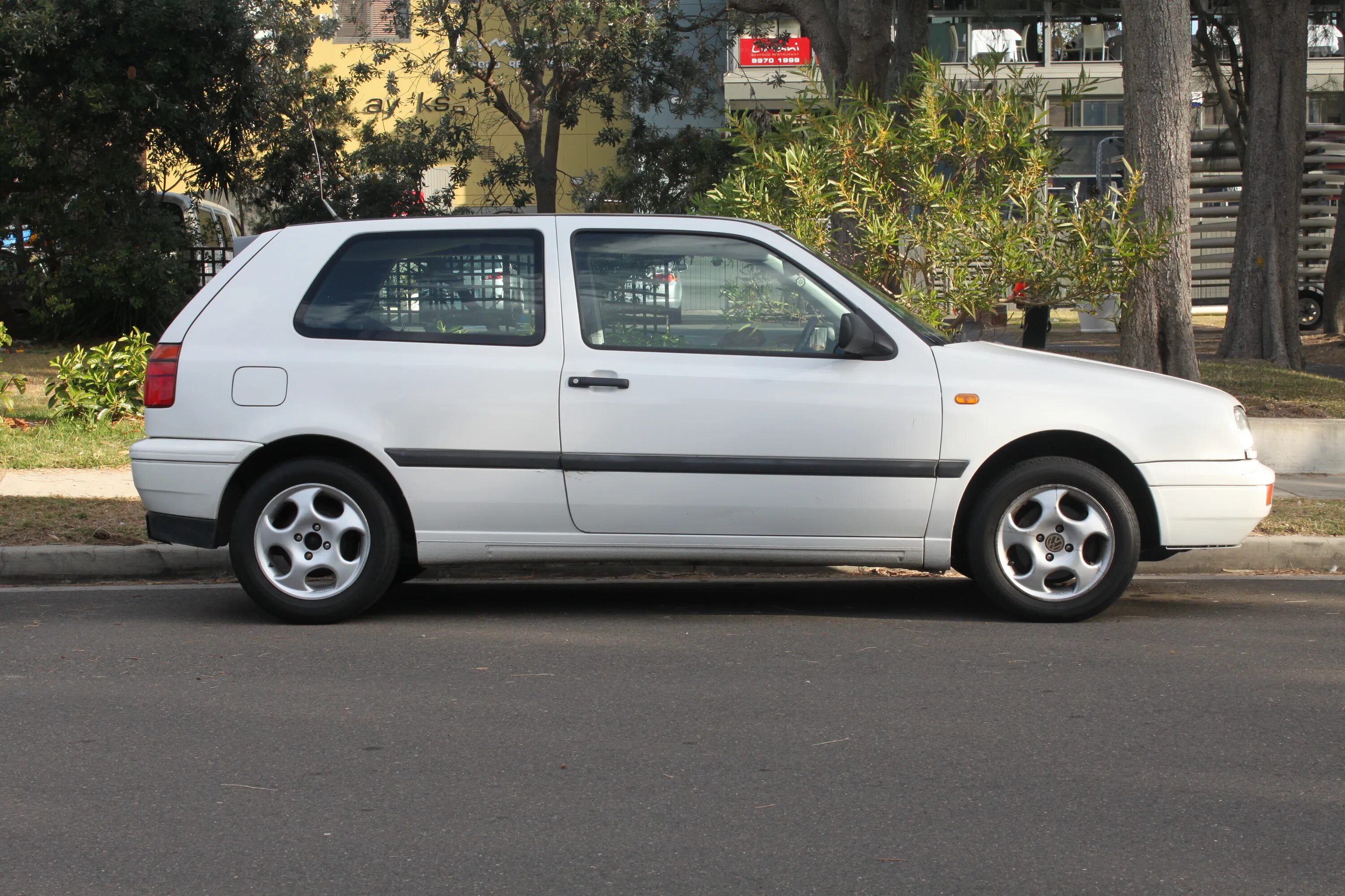 Volkswagen golf 1996 года. Фольксваген гольф 3 поколения. Фольксваген гольф 1996 хэтчбек. Гольф 3 универсал 1996 год. Гольф 3 1996 года.