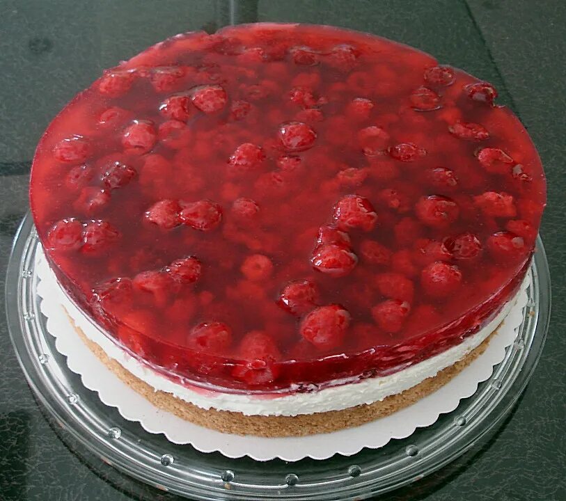 конфи для торта из замороженных ягод. конфи для торта из замороженных ягод. красный бархат с малиновым конфи. клубничное конфи с желатином. чизкейк с вишнёвым конфи.