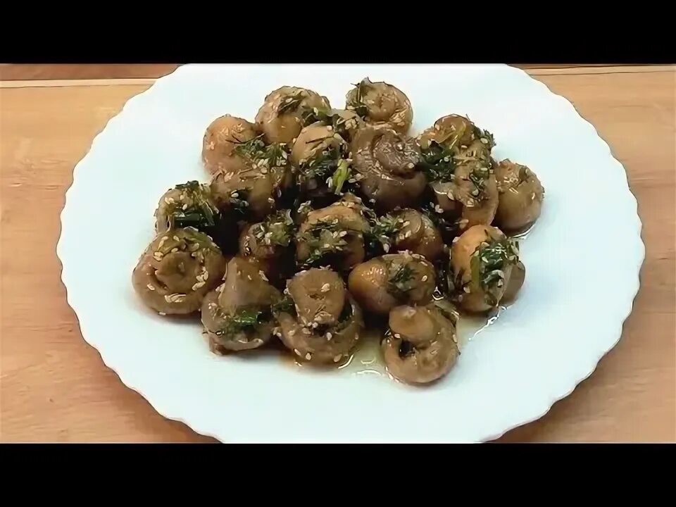 Грибы маринованные с маслом с чесноком и укропом. Шампиньоны по китайски. Маринованные шампиньоны в соевом соусе. Как мариновать шампиньоны в соевом соусе. Маринованные шампиньоны с соевым соусом с укропом.