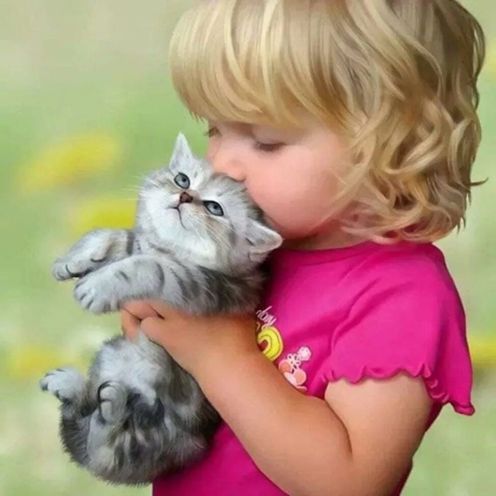 Кот не любит детей. Маленькие дети и животные. Девочка с котятами. Для детей. Животные. Домашние животные для детей.