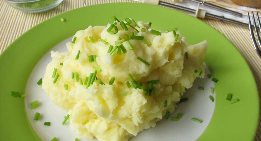 Картофельное пюре с копченым сыром. Картофельно-гороховое пюре. Картофельное пюре с зеленым луком. Луковое пюре.
