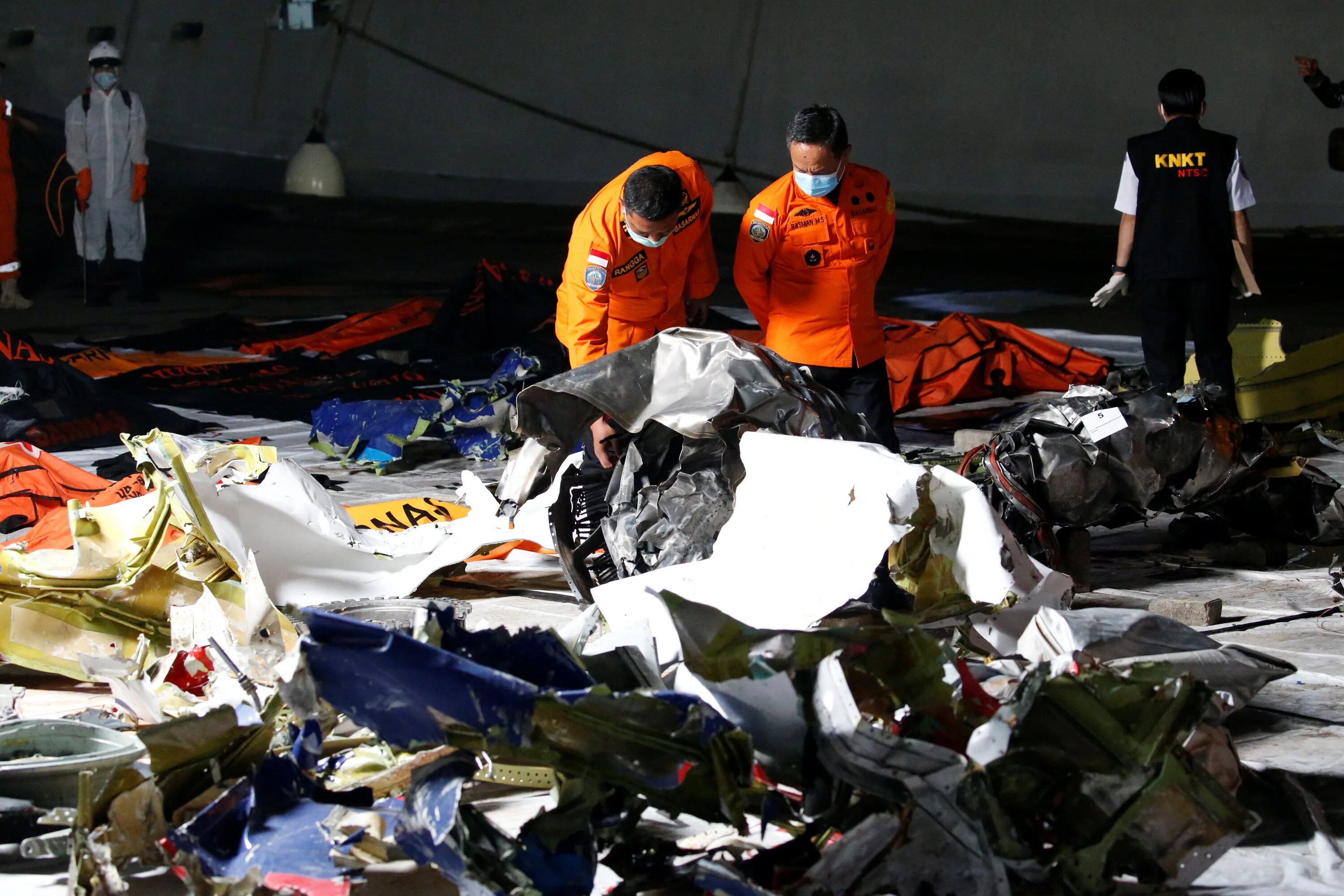 Авиационное происшествие. В Великобритании разбился самолет. События с самолетом в Индонезии.
