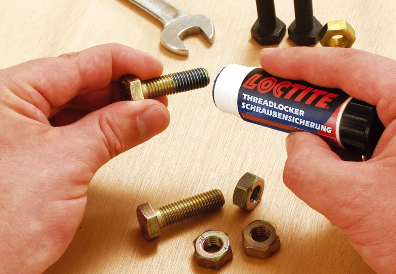 Как пользоваться фиксатором резьбы. Loctite 248. loctite 248 19g. фиксатор резьбы микро электро болтик. гайка с фиксатором резьбы.