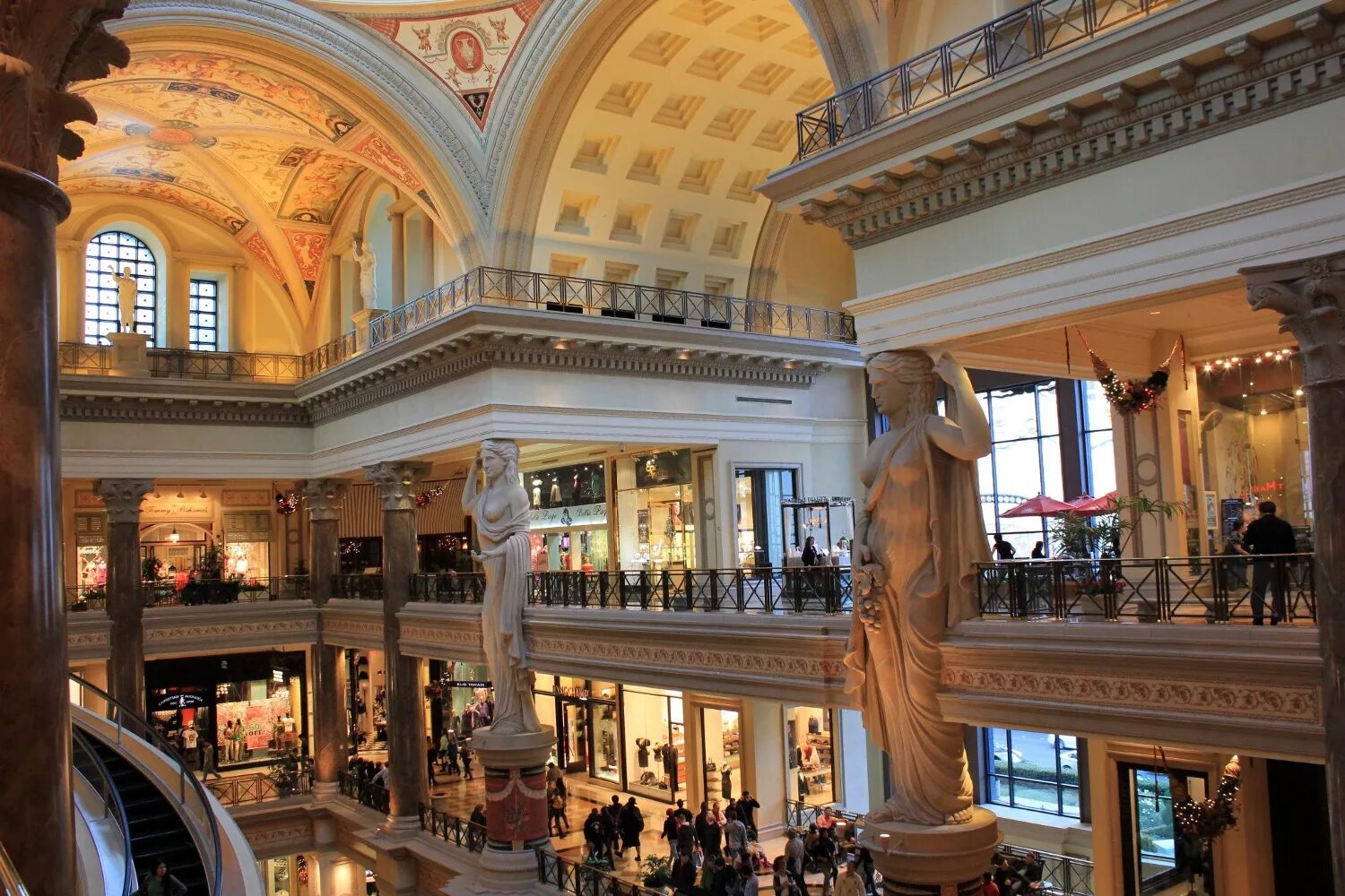 Forum shops at Caesars. Forum shops в Лас-Вегасе. Представительство Эрмитажа в Лас Вегасе. Forum shopping