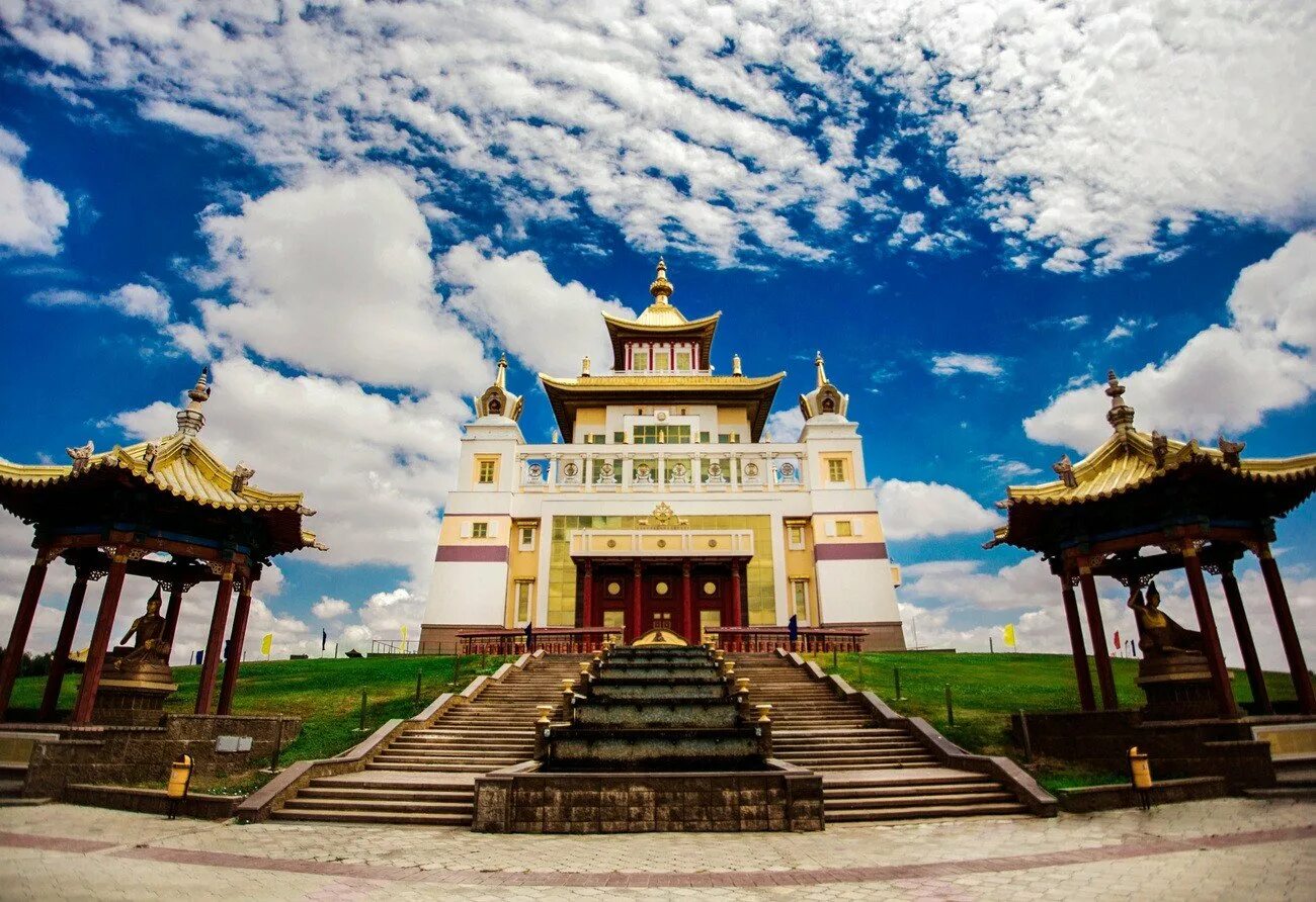 Храм дацан буддизм. 1 буддийский храм. Буддистский храм махаяна. Элиста хурул буддийский храм. Храм буддийский буддийский в россии.